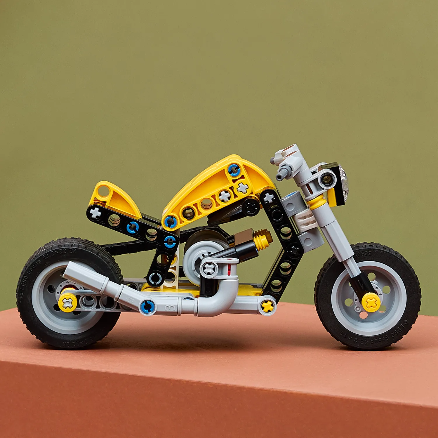 Мотоцикл у подарунок для дітей, які люблять конструювати