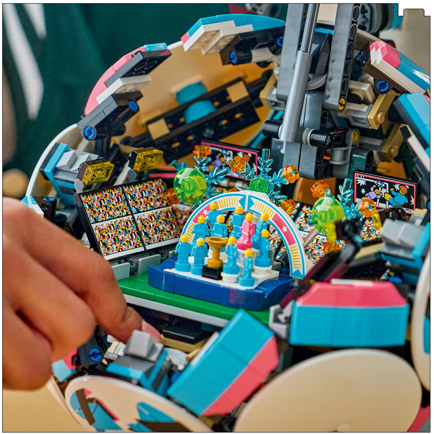 Подвижная сцена празднования