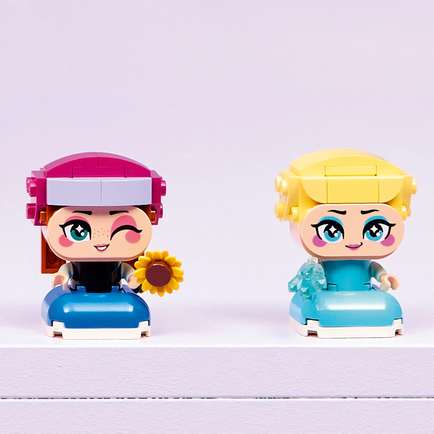 Весела розвага з 2 культовими персонажками, побудованими з кубиків