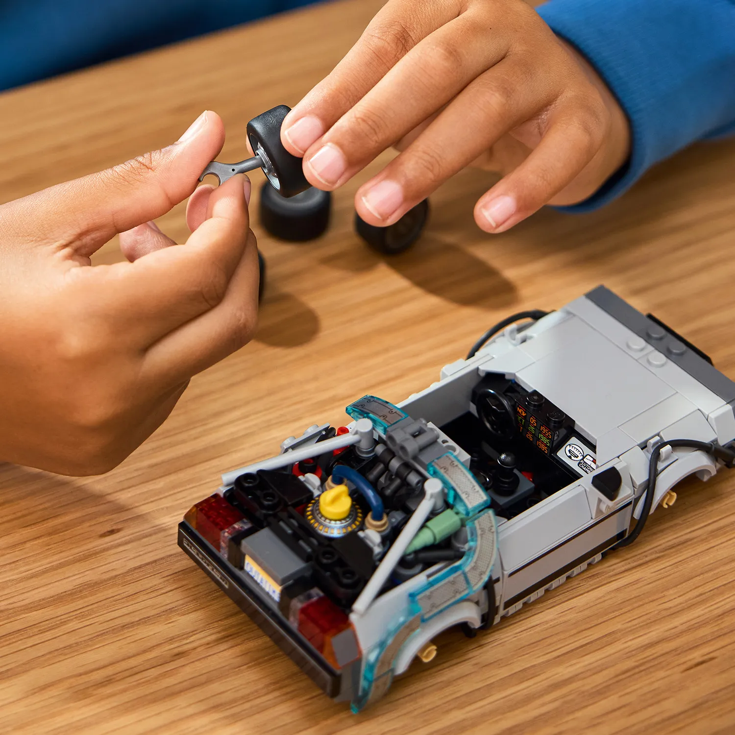 Игрушечный автомобиль из фильма &laquo;Назад в будущее&raquo;